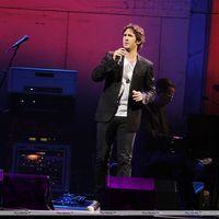 Josh Groban performs at the Bank Atlantic Center | Picture 111507